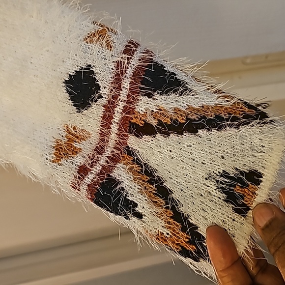 White cardigan sweater with geometric patterns and cozy chunky knit - Picture 3 of 6